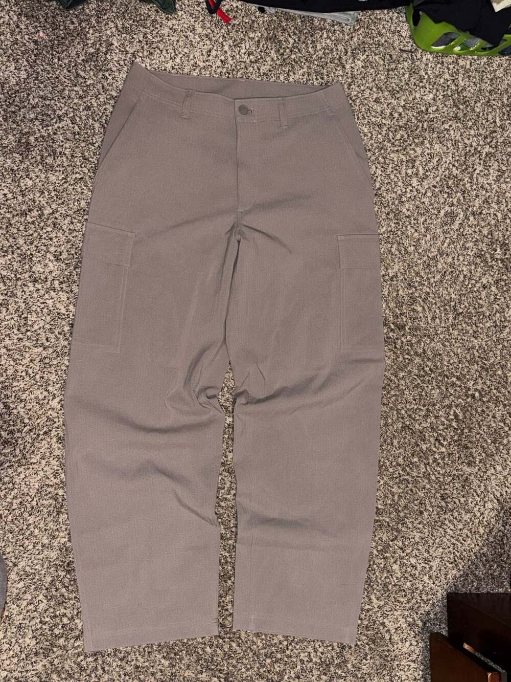 Lululemon Cargo Utility stretch Pant. Tan. Size 30./ small. NWOT